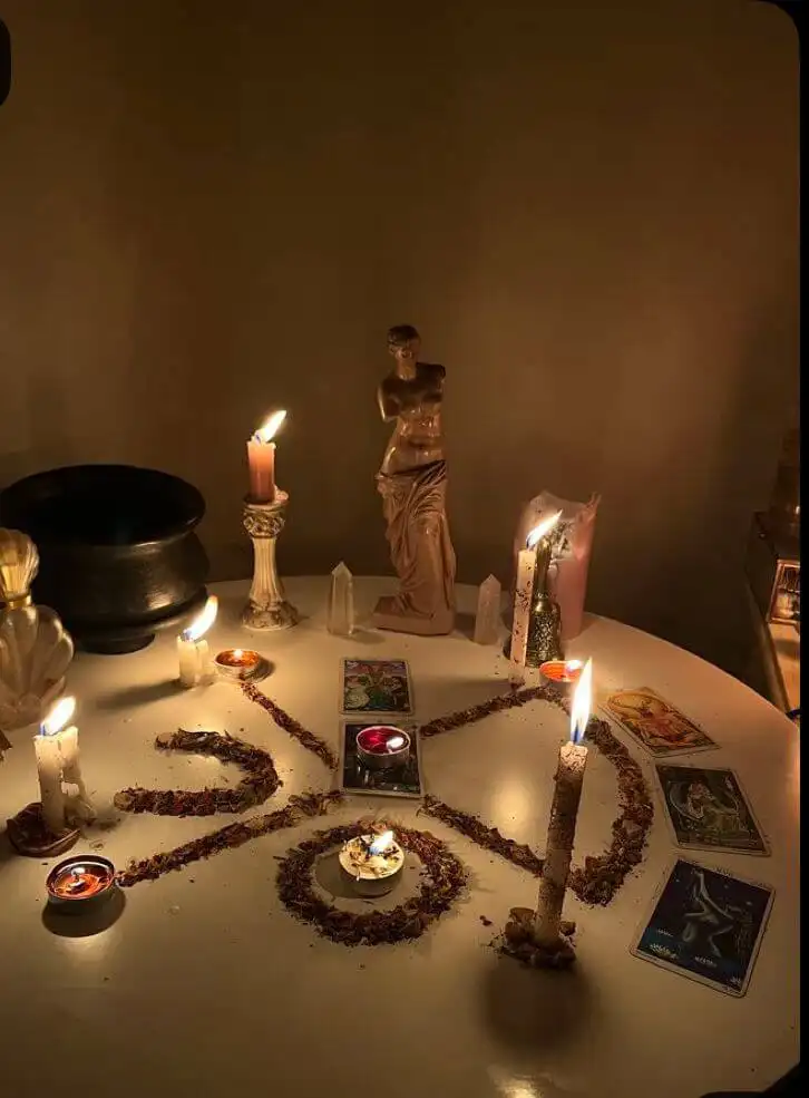 Mesa de consulta esotérica para orientación sentimental